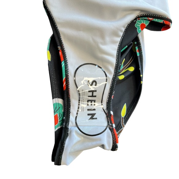 NWOT SHEIN BLACK AND WHITE FLORAL ONE PIECE SIZE XL. PLUNGE NECK LIKE, HALTER - Picture 7 of 7